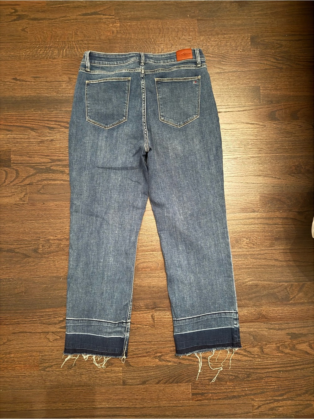 Tommy Hilfiger Mid-Blue Cropped Straight Jeans with Raw Hem - Picture 2 of 5